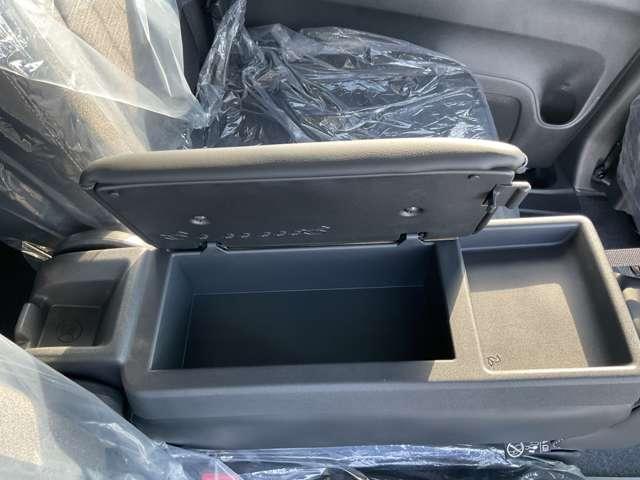 セレナ ２．０　ハイウェイスターＶ　Ｗ電動スライド　レーダークルコン　レーンアシスト　ＬＥＤランプ　カーテンエアバッグ　アルミホイール　キーフリー　エアコン　バックカメラ　ＡＢＳ　禁煙　パワーウィンドウ　パワーステアリング　踏間違い防止（18枚目）