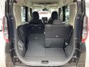［リヤシート］後席は分割可倒式となっておりますので、片側だけ倒して大きな荷物が積み込めて、なおかつ人も乗れますから便利ですね☆
