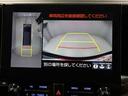 パノラミックビューモニターを装備。駐車場や交差点でクルマを真上から見るように周囲を確認できます。機能の詳細は販売店スタッフまでおたずねください。