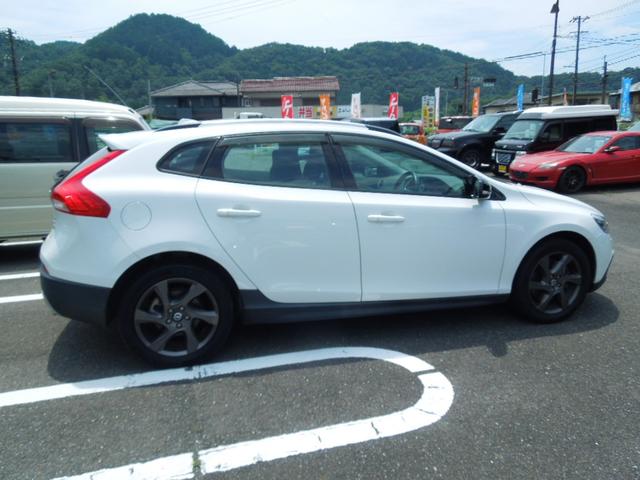 Ｖ４０ クロスカントリー　Ｔ５　ＡＷＤ　ターボ　４ＷＤ　６速ミッションシフト　ディスチャージ　ナビＴＶ　バックカメラ　パワーシート　フォグ　１７インチアルミ（9枚目）