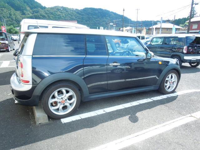 ＭＩＮＩ クーパー　クラブマン　グー故障診断実施済み／車両状態評価書／ディーラー車／右ハンドル／ツートンカラー／パドルシフト／ポータブルナビ／革巻ハンドル／ＣＤオーディオ／観音バックドア／フォグライト／１５インチアルミホイール（15枚目）