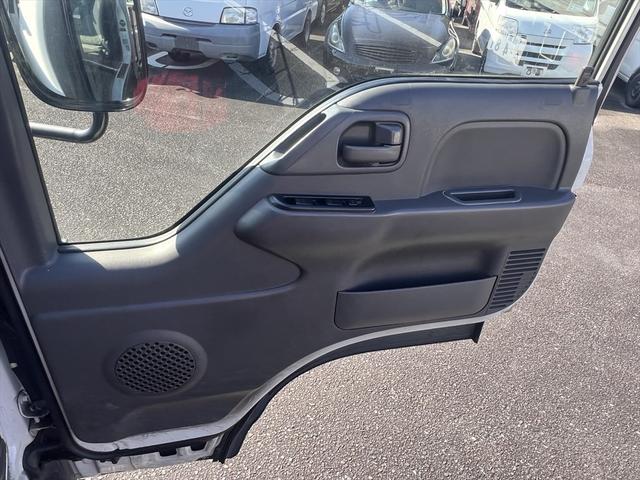 エルフトラック 高床　ディーゼル　エアバッグ　エアコン　パワステ　パワーウィンドウ　ＡＢＳ　積載量：２０００Ｋｇ　３人乗り　車庫証明用　長さ：４６８　幅：１６９　高さ：１９６　荷台寸法　長さ：３１８　幅：１６２（17枚目）