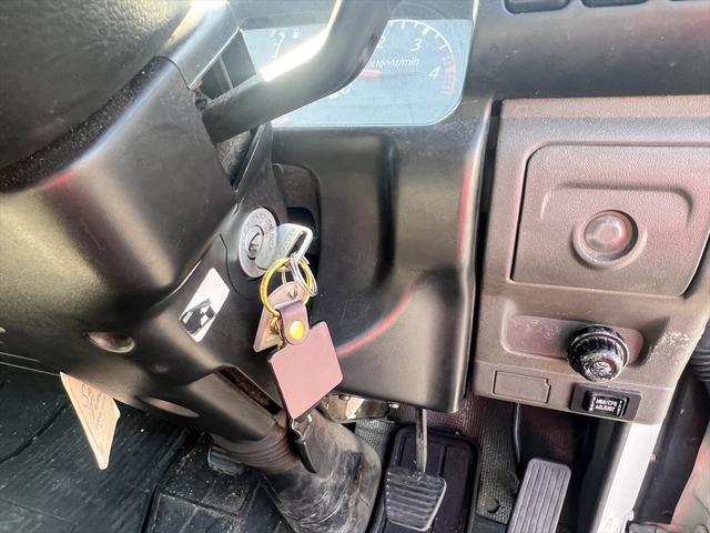 エルフトラック 高床　ディーゼル　エアバッグ　エアコン　パワステ　パワーウィンドウ　ＡＢＳ　積載量：２０００Ｋｇ　３人乗り　車庫証明用　長さ：４６８　幅：１６９　高さ：１９６　荷台寸法　長さ：３１８　幅：１６２（20枚目）