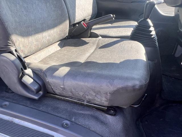 エルフトラック 高床　ディーゼル　エアバッグ　エアコン　パワステ　パワーウィンドウ　ＡＢＳ　積載量：２０００Ｋｇ　３人乗り　車庫証明用　長さ：４６８　幅：１６９　高さ：１９６　荷台寸法　長さ：３１８　幅：１６２（31枚目）