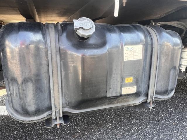 エルフトラック 高床　ディーゼル　エアバッグ　エアコン　パワステ　パワーウィンドウ　ＡＢＳ　積載量：２０００Ｋｇ　３人乗り　車庫証明用　長さ：４６８　幅：１６９　高さ：１９６　荷台寸法　長さ：３１８　幅：１６２（41枚目）