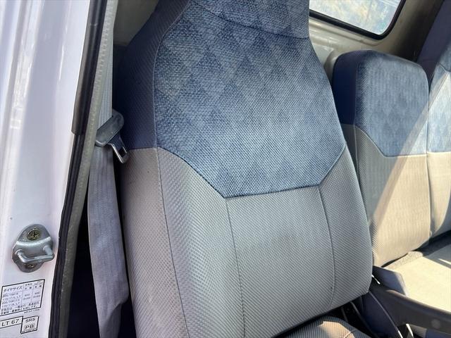 キャンター ロングＤＸターボ　３段クレーン　ユニック：ＵＲＶ２３３　ＳＰＥＣ：Ｋ　インパネ５速　ディーゼル　３人乗り　積載量：１７００Ｋｇ　車庫証明用　長さ：５９８　幅：１８９　高さ：２４９　荷台寸法　長さ：３５５　幅：１８８（31枚目）