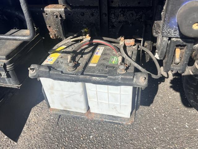 キャンター ダンプ　ダンプ　ディーゼル　５速ミッション　３人乗り　エアバッグ　エアコン　パワステ　パワーウィンドウ　積載量：１５００Ｋｇ　荷台寸法　長さ：３０８　幅：１６０（44枚目）