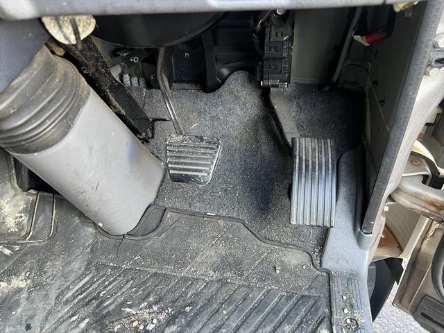 キャンター ロング全低床　ディ－ゼル　ＦＡＴ　エアバッグ　エアコン　パワステ　パワーウィンドウ　バックカメラ　キーレス　積載量：２ｔ　ディーゼル　オートマ　エアバッグ　エアコン　荷台内寸　長さ：４３０　幅：２０６　高さ：２０７（17枚目）