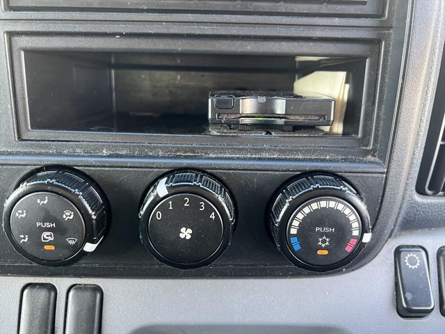 キャンター ロング全低床　ディ－ゼル　ＦＡＴ　エアバッグ　エアコン　パワステ　パワーウィンドウ　バックカメラ　キーレス　積載量：２ｔ　ディーゼル　オートマ　エアバッグ　エアコン　荷台内寸　長さ：４３０　幅：２０６　高さ：２０７（24枚目）