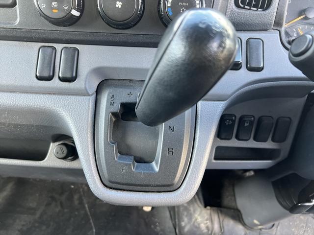 キャンター ロング全低床　ディ－ゼル　ＦＡＴ　エアバッグ　エアコン　パワステ　パワーウィンドウ　バックカメラ　キーレス　積載量：２ｔ　ディーゼル　オートマ　エアバッグ　エアコン　荷台内寸　長さ：４３０　幅：２０６　高さ：２０７（25枚目）