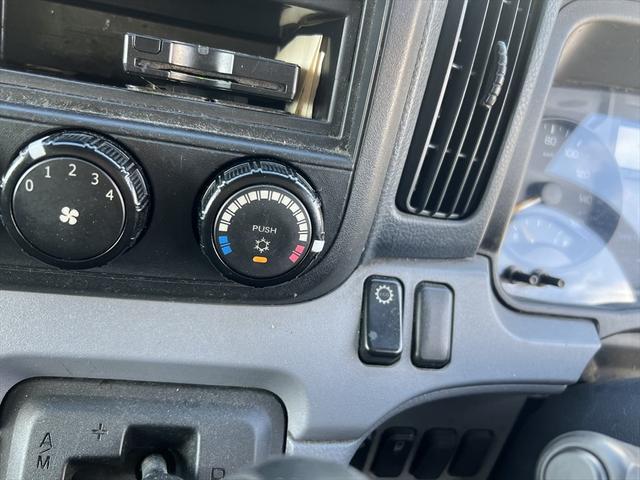 キャンター ロング全低床　ディ－ゼル　ＦＡＴ　エアバッグ　エアコン　パワステ　パワーウィンドウ　バックカメラ　キーレス　積載量：２ｔ　ディーゼル　オートマ　エアバッグ　エアコン　荷台内寸　長さ：４３０　幅：２０６　高さ：２０７（26枚目）