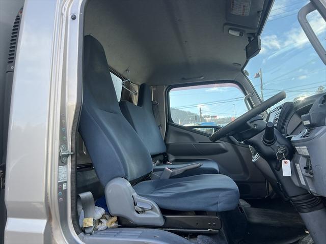 キャンター ロング全低床　ディ－ゼル　ＦＡＴ　エアバッグ　エアコン　パワステ　パワーウィンドウ　バックカメラ　キーレス　積載量：２ｔ　ディーゼル　オートマ　エアバッグ　エアコン　荷台内寸　長さ：４３０　幅：２０６　高さ：２０７（32枚目）