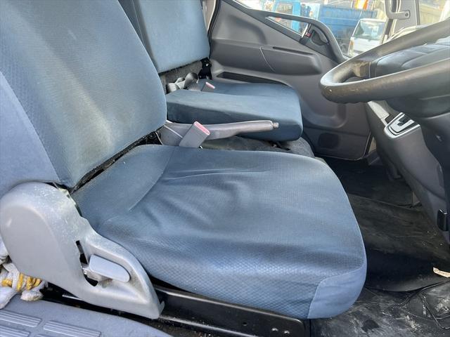 キャンター ロング全低床　ディ－ゼル　ＦＡＴ　エアバッグ　エアコン　パワステ　パワーウィンドウ　バックカメラ　キーレス　積載量：２ｔ　ディーゼル　オートマ　エアバッグ　エアコン　荷台内寸　長さ：４３０　幅：２０６　高さ：２０７（33枚目）