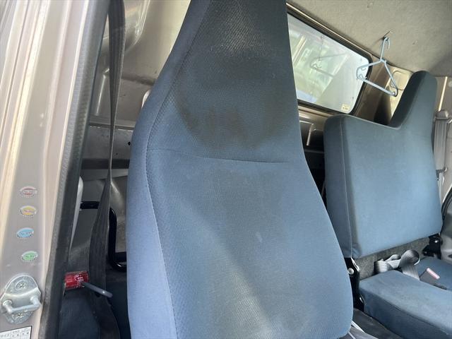 キャンター ロング全低床　ディ－ゼル　ＦＡＴ　エアバッグ　エアコン　パワステ　パワーウィンドウ　バックカメラ　キーレス　積載量：２ｔ　ディーゼル　オートマ　エアバッグ　エアコン　荷台内寸　長さ：４３０　幅：２０６　高さ：２０７（34枚目）