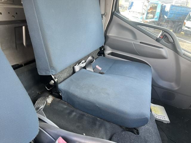 キャンター ロング全低床　ディ－ゼル　ＦＡＴ　エアバッグ　エアコン　パワステ　パワーウィンドウ　バックカメラ　キーレス　積載量：２ｔ　ディーゼル　オートマ　エアバッグ　エアコン　荷台内寸　長さ：４３０　幅：２０６　高さ：２０７（35枚目）