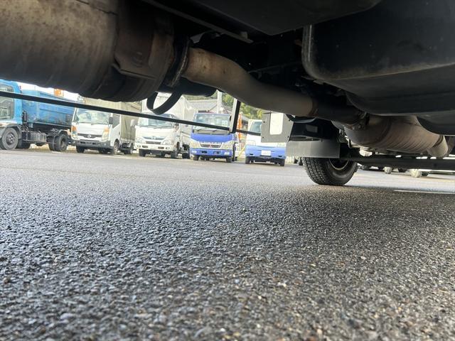 キャンター ロング全低床　ディ－ゼル　ＦＡＴ　エアバッグ　エアコン　パワステ　パワーウィンドウ　バックカメラ　キーレス　積載量：２ｔ　ディーゼル　オートマ　エアバッグ　エアコン　荷台内寸　長さ：４３０　幅：２０６　高さ：２０７（58枚目）