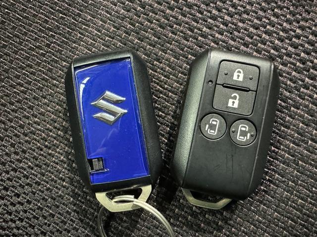 鍵がポケットの中でもドア開閉・エンジンスタートが可能な便利なスマートキーです！