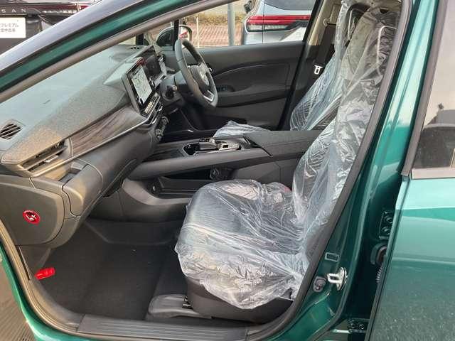 オーラ １．２　Ｇ　レザーエディション　※雹害未使用車　コネクトナビ　ＢＯＳＥ　ワンオーナ　追突防止　クルコン　本革　車線逸脱警報装置　ＬＥＤ　バックモニター　ＥＴＣ　メモリーナビゲーション　ＡＷ　キーレスエントリー　オートエアコン　ＡＢＳ　パワーウィンドウ　サイドカメラ（6枚目）