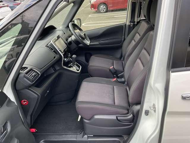 セレナ ２．０　ハイウェイスター　ＶセレクションＩＩ　９型ナビ　後席モニター　全方位カメラ　バックモニタ　全周囲モニタ　アイスト　Ｐアシスト　インテリキー　ＬＥＤライト　ＥＴＣ車載器　オートクルーズコントロール　サイドエアバッグ　記録簿　ドライブレコーダー　禁煙　アルミ　ＴＶナビ　エアバック（5枚目）