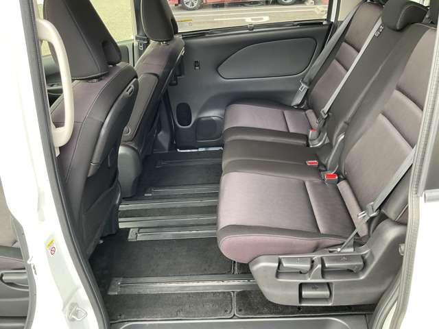 セレナ ２．０　ハイウェイスター　ＶセレクションＩＩ　９型ナビ　後席モニター　全方位カメラ　バックモニタ　全周囲モニタ　アイスト　Ｐアシスト　インテリキー　ＬＥＤライト　ＥＴＣ車載器　オートクルーズコントロール　サイドエアバッグ　記録簿　ドライブレコーダー　禁煙　アルミ　ＴＶナビ　エアバック（6枚目）