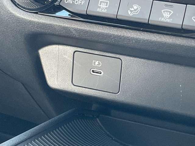 �t�r�a�d���\�P�b�g�̃^�C�v�b�𑕔��B�܂��A��Ԃł��t�r�a�̈ʒu���킩��悤�ɁA�����O���C�g���t���Ă���̂ŕ֗��ł���