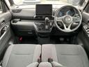 運転席まわりは機能的にまとまっています。足元が広々のインパネATです♪
