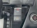 【電動パーキングブレーキ】ブレーキペダルを踏み込み、スイッチを引き上げると作動、押し下げると解除されます。