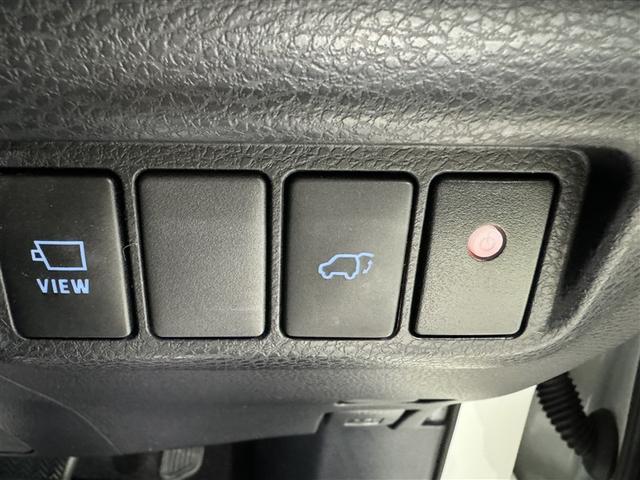 電動式バックドアなのでボタン一つで運転席からも開け閉めできるので便利ですよ。