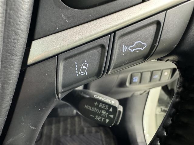 レーンディパーチャーアラートとは車線または走路からの逸脱の可能性を警告すると共に、車線または走路からの逸脱を避けるためのハンドル操作の一部を支援する機能です。詳細は販売店スタッフまでおたずねください。