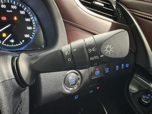 【オートライト】車外の明るさに応じて、自動的にライトの点灯・消灯をしてくれます。