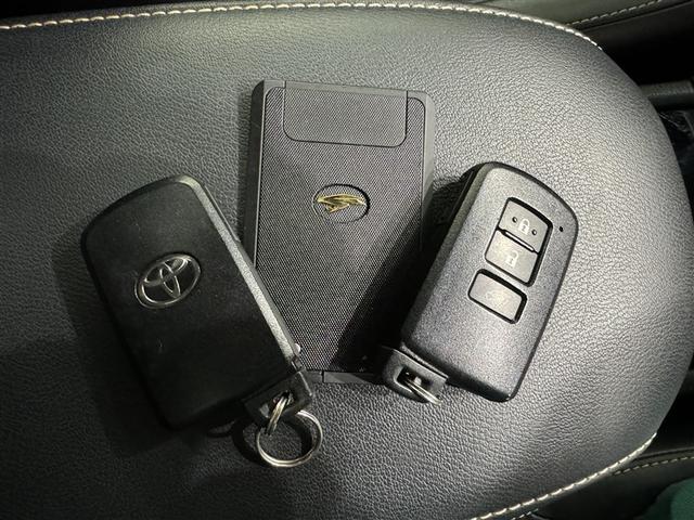 スマートキーをポケットやバッグに携帯していれば、キーを取り出すことなくドアハンドルを握り解錠、ドアハンドルのセンサーに触れるだけで施錠できます。