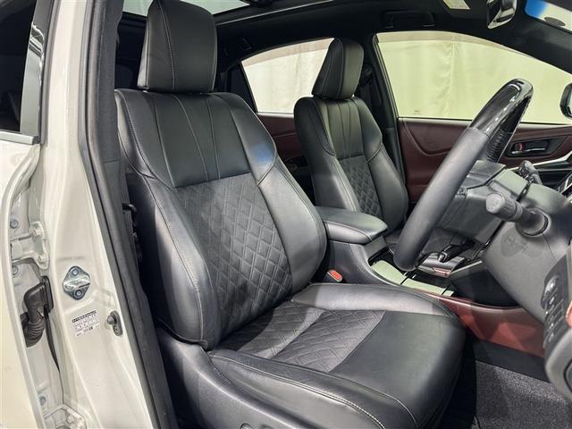 清潔で広々した座席です！厚みがあって、座り心地のいいシート。運転席も助手席もリラックスしてゆったりと座れます♪