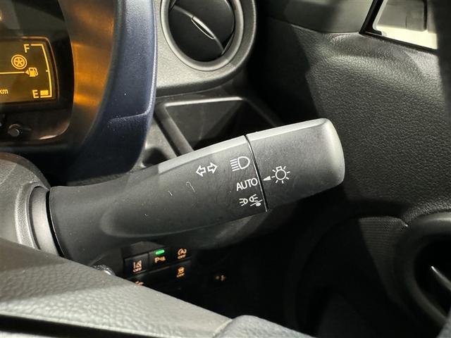 【オートライト】車外の明るさに応じて、自動的にライトの点灯・消灯をしてくれます。