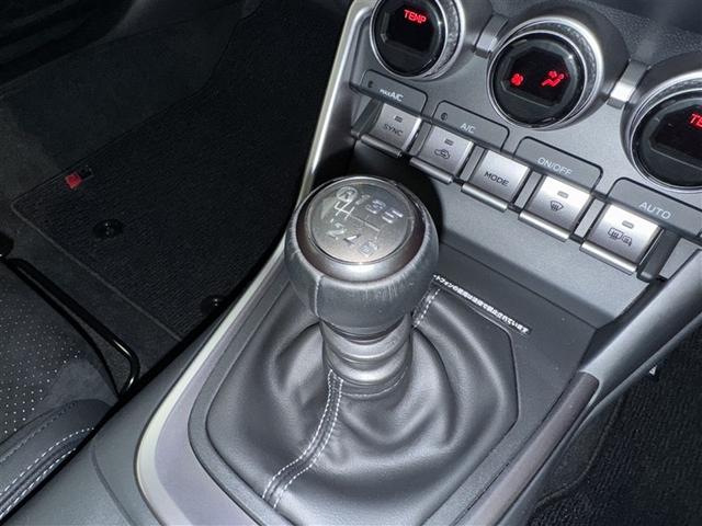 ＧＲ８６ ＲＺ　６速マニュアル　衝突被害軽減システム　メモリーナビ　フルセグ　バックカメラ　ＥＴＣ　ドラレコ　ＣＤ　ミュージックプレイヤー接続可　ＤＶＤ再生　オートクルーズコントロール　ＬＥＤヘッドランプ　キーレス（9枚目）