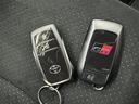 鍵がポケットの中でもドア開閉・エンジンスタートが可能な便利なスマートキーです！