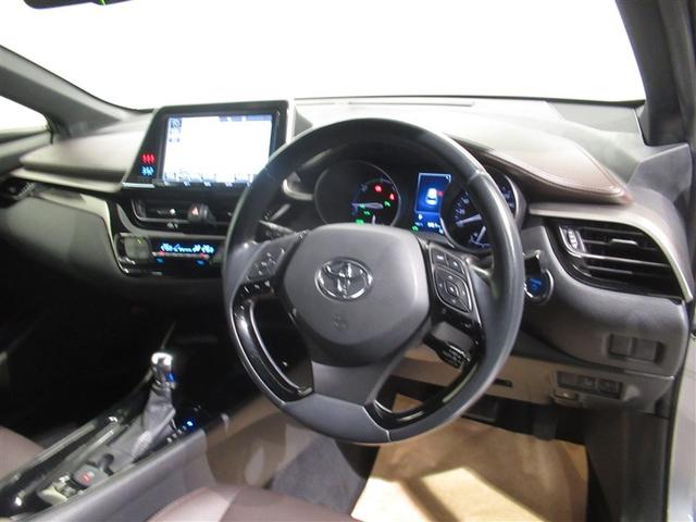 スタイリッシュなデザインのインパネ。各操作スイッチは使いやすい位置に配置されてます。