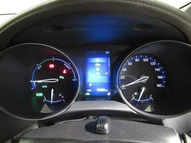 とっても見やすいメーターです。夜間時はラグジュアリーな気分にさせてくれる照明が魅力ですので、夜のドライブも楽しみになりますよ♪