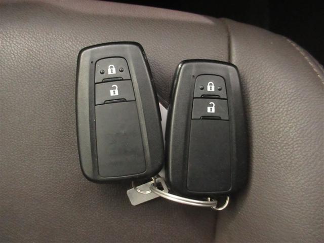 キーを取り出さずにドアを施錠＆解錠。クルマの始動も可能です。