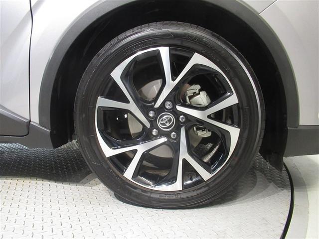 スポーティな印象を与える純正ホイールです。どこまでも走っていきたくなるようなデザインですね♪