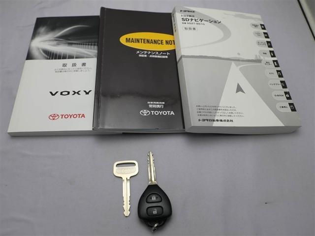 ヴォクシー Ｚ　Ｗエアバック　エアバック　キーレスエントリ　リヤカメラ　ＴＶナビ　三列シート　ＥＴＣ付き　ＡＵＴＯエアコン　アルミホイル　リアエアコン　メモリーナビ　ＡＢＳ　ミュージックプレイヤー接続可　１オーナー（28枚目）