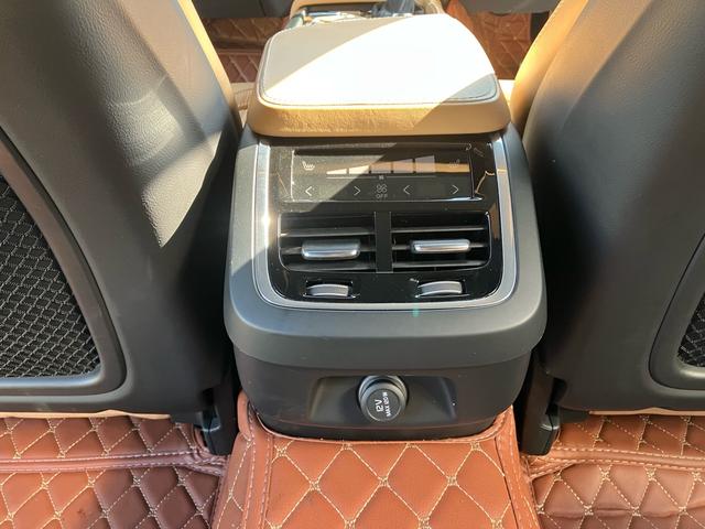 V90 T6AWDインスクリプション/Bowers&Wilkins/パワーバックドア/ETC/全方位カメラ&Bカメラ/ローダウン/サンルーフ/マッサージ機能/ナッパレザー/シートヒーター/ベンチレーション(29枚目)