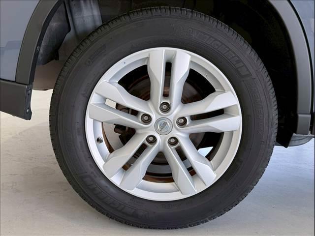 エクストレイル ２０Ｘ　アッシュグレー　純正ナビ　シートヒーター　ルーフレール　バックカメラ　Ｂｌｕｅｔｏｏｔｈ　ＣＤ／ＤＶＤ再生　フルセグ　インテリジェントキー　オートエアコン　オートライト　純正１７インチＡＷ（36枚目）