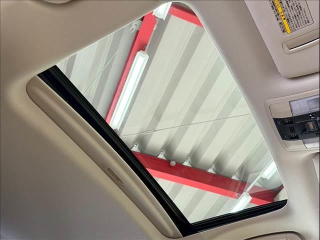 【サンルーフ】開放感たっぷりの希少装備、サンルーフが装着されています！車内に明かりを取り入れたり景色を楽しむ以外にも、車内の空気も簡単に換気できて快適です！