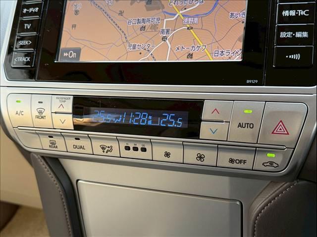 【オートエアコン】一度お好みの温度に設定すれば、車内の温度を検知し風量や温度を自動で調整。暑い…寒い…と何度もスイッチ操作をする必要はありません。快適な車内空間には必須の機能ですね♪