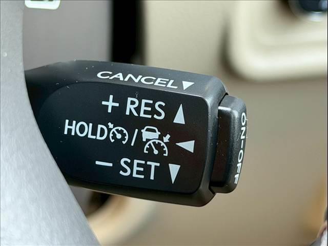 【レーダークルーズコントロール】高速道路での長距離走行が楽に！！自動で速度を保つクルーズコントロールが、衝突軽減システムと連携し、前方の車両を感知して車間を保つように速度調節してくれます！！