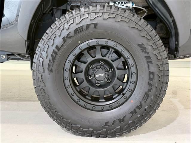 ハイラックス Ｚ　２インチリフトアップ　メソッド１６インチＡＷオールテレーン２８５／７５／１６　ベッドエクステンダー　グリルマーカー　ワンオーナー　カロッツェリアナビ　リアデフロック　バックカメラ　ＥＴＣ　スマートキー（6枚目）