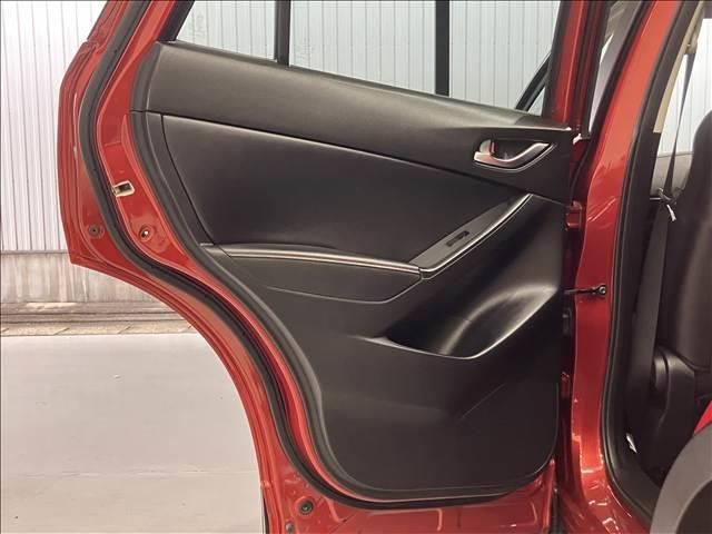 ＣＸ－５ ＸＤ　Ｌパッケージ　黒革　ＢＯＳＥサウンド　ＲＶＭ　シートヒーター　クルーズコントロール　パワーシート　ＥＴＣ　ＨＩＤヘッド　サイドカメラ　スマートキー　プッシュスタート　アイドリングストップ　純正１９インチＡＷ（28枚目）