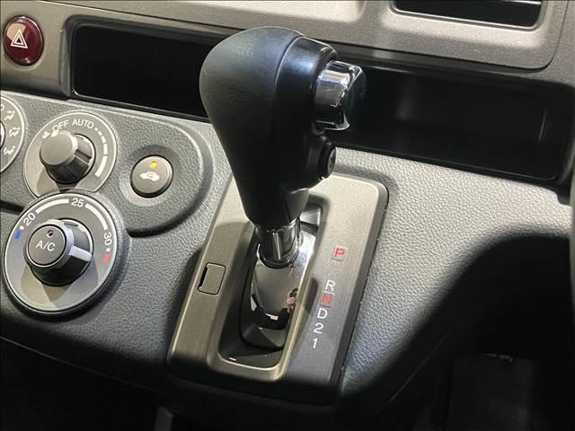 クロスロード ＨＩＤエディション　ケンウッドナビ　Ｂｌｕｅｔｏｏｔｈ　フルセグ　ＣＤ／ＤＶＤ再生　ＥＴＣ　キーレスキー　ＨＩＤヘッドライト　フロントフォグ　純正１７インチＡＷ　３列７人乗り（15枚目）