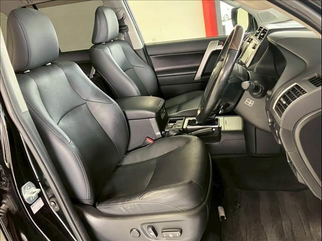 ランドクルーザープラド ＴＸ　Ｌパッケージ　サンルーフ　黒革　全周囲カメラ　ＢＳＭ　レーダークルーズ　シートヒーター／クーラー　オートハイビーム　レーンキープ　衝突軽減　コーナーセンサー　パワーシート　ＬＥＤ　ＵＳＢ　ＥＴＣ　純正１９インチＡＷ（8枚目）