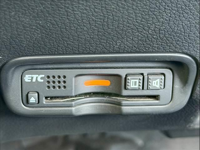 ヴェゼル ハイブリッドＺ・ホンダセンシング　ハーフレザー　レーダークルーズ　純正ナビ　ルーフレール　バックカメラ　シートヒーター　ＵＳＢポート　ＨＤＭＩ　ＥＴＣ　パドルシフト　ステアリングリモコン　Ｂｌｕｅｔｏｏｔｈ　フルセグ　純正１７ＡＷ（7枚目）